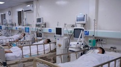 Bệnh nhân ngộ độc Methanol nhập viện vào Bệnh viện Nhân dân Gia Định. Ảnh: Báo Tin tức