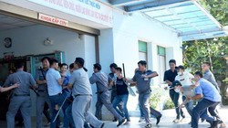 Diễn tập xử lý tình huống khẩn cấp khi hai nhóm giang hồ truy sát nhau tại Bệnh viện Nhân dân Gia Định, TP.HCM. Ảnh: Duyên Phan