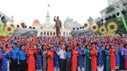 Các cặp đôi nên duyên trong chương trình lễ cưới tập thể tại TP.HCM sẽ có nghi thức dâng hoa Chủ tịch Hồ Chí Minh tại phố đi bộ Nguyễn Huệ