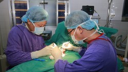 Phẫu thuật cắt tinh hoàn cho bệnh nhân (Ảnh: BVCC)