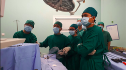 Cứu sống bé trai 13 tuổi bị thanh sắt đâm vào bụng xuyên thấu ngực