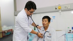 Bác sĩ Bệnh viện quận Thủ Đức (TP Hồ Chí Minh) thăm khám cho bệnh nhân (Ảnh: BVCC)