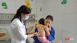 Thăm khám cho trẻ mắc sởi tại Bệnh viện Bệnh nhiệt đới Trung ương