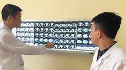 TS Nguyễn Khắc Kiểm trao đổi cùng đồng nghiệp về tình trạng bệnh của chị Lò Thị V.