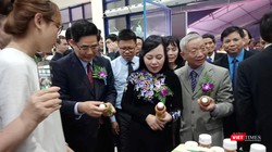 Bộ trưởng Bộ Y tế Nguyễn Thị Kim Tiến cùng đoàn đại biểu thăm quan các gian hàng tại hội chợ