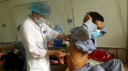 Bệnh nhân lao được bác sĩ khám chữa tại cơ sở y tế