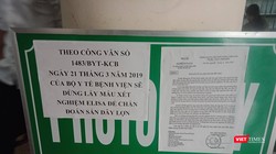 Dòng thông báo dán tại cửa tiếp đón của Bệnh viện Bệnh nhiệt đới Trung ương