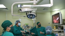 Bác sĩ Bệnh viện đa khoa Đức Giang thực hiện phẫu thuật nội soi