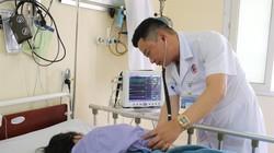 Bác sĩ chăm sóc cho nữ bệnh nhân