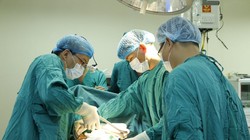 Bác sĩ của Bệnh viện đa khoa tỉnh Hà Tĩnh phẫu thuật cho bệnh nhân