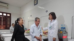 Bác sĩ Hà An chăm sóc cho bệnh nhân tại Viện sức khỏe tâm thần, Bệnh viện Bạch Mai