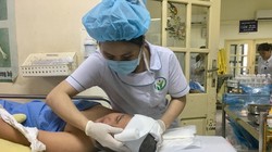 Bác sĩ Bệnh viện Hữu nghị Việt Đức chăm sóc cho nam sinh Hải Dương bị cột đỡ sào nhảy cao cắm trúng đầu