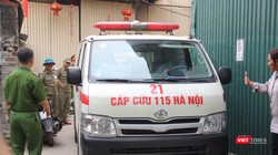 Xe cấp cứu đưa thi thể nạn nhân cuối cùng ra khỏi hiện trường.