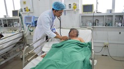 Bác sĩ của Bệnh viện đa khoa Trung ương Cần Thơ chăm sóc cho bệnh nhân T.