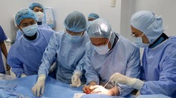 Bác sĩ của Bệnh viện quận Thủ Đức phẫu thuật đặt Stenf Graft cho bệnh nhân