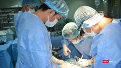 Bác sĩ của Bệnh viện đa khoa Trung ương Cần Thơ phẫu thuật cho một bệnh nhân
