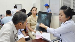 Bác sĩ khám chữa cho bệnh nhân