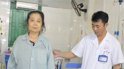 Bác sĩ của Bệnh viện E giúp nữ bệnh nhân tập đi sau khi mổ.