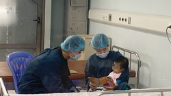 Bác sĩ Bệnh viện Nhi T.Ư chăm sóc cho bé V. sau khi mổ ghép gan.