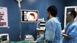 Bác sĩ Bệnh viện K nội soi đại trực tràng cho bệnh nhân