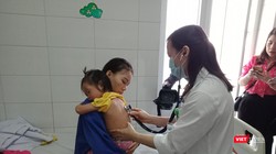 Bác sĩ khám cho trẻ nhỏ mắc sởi