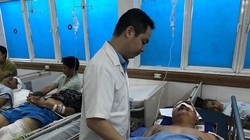 Bác sĩ của Bệnh viện Hữu nghị Việt Đức khám cho bệnh nhân tai nạn giao thông nhập viện.