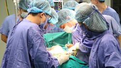 Một ca phẫu thuật tại Bệnh viện đa khoa tỉnh Phú Thọ