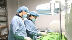 Bác sĩ của Bệnh viện đa khoa tỉnh Phú Thọ phẫu thuật cho bệnh nhi.