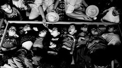 Những đứa trẻ bị nhiễm chất độc Dioxin (Ảnh: Báo Pháp luật Việt Nam)