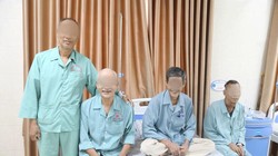 Các bệnh nhân chụp ảnh cùng nhau sau khi được điều trị khỏi bệnh tại Bệnh viện đa khoa tỉnh Phú Thọ.