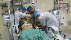 Nhóm bác sĩ của Bệnh viện E chăm sóc cho bệnh nhân sau phẫu thuật.