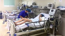 Điều trị cho bệnh nhi mắc viêm não Nhật Bản tại Bệnh viện Nhi Trung ương.