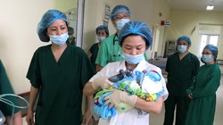 Nhóm bác sĩ đưa em bé mới sinh tới Bệnh viện Phụ sản Trung ương để chăm sóc