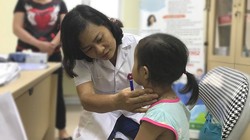 TS. Nguyễn Việt Hoa - Trưởng khoa Phẫu thuật nhi và trẻ sơ sinh thăm khám cho trẻ.