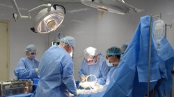 Bác sĩ Bệnh viện Trung ương Quân đội 108 phẫu thuật cho bệnh nhân.
