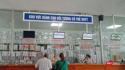 Người dân thanh toán chi phí khám, chữa bệnh theo bảo hiểm y tế.