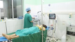 Bác sĩ của Bệnh viện đa khoa tỉnh Tuyên Quang chăm sóc cho bệnh nhân sau mổ.