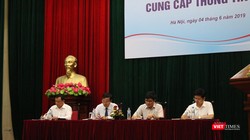Các vụ trưởng, phó vụ trưởng phụ trách những vấn đề liên quan trả lời câu hỏi của phóng viên tại buổi họp báo chiều 4/6.