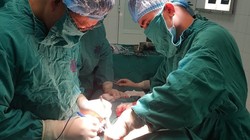 Bác sĩ Bệnh viện K phẫu thuật chữa ung thư cho bệnh nhân cao tuổi.