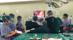 Các bác sĩ của Bệnh viện Bạch Mai thực hiện kỹ thuật mổ mới