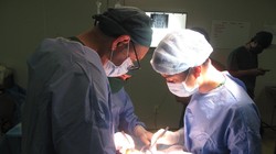 Bác sĩ của Bệnh viện đa khoa Xanh Pôn phẫu thuật cho bệnh nhân