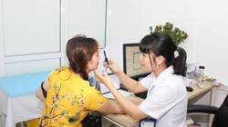 Bác sĩ của bệnh viện thăm khám cho người dân.