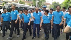 Phó Thủ tướng Trương Hòa Bình, Thứ trưởng Bộ Y tế Nguyễn Viết Tiến, Trưởng đại diện WHO tại Việt Nam Kidong Park hưởng ứng cuộc thi "Đi bộ vì sức khỏe"