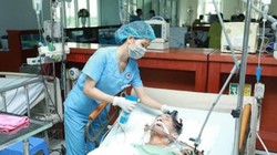 Bác sĩ của Bệnh viện chăm sóc cho một trường hợp bệnh nhân phải thở máy.