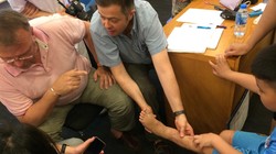 Nhóm bác sĩ nước ngoài khám cho các em nhỏ bị sẹo tại Bệnh viện đa khoa Xanh Pôn.