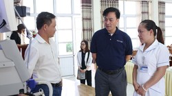 Bác sĩ Nhi khoa của Bệnh viện đa khoa tỉnh Cao Bằng được hướng dẫn sử dụng thiết bị mới