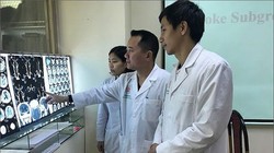 Nhóm bác sĩ của Bệnh viện Trung ương Quân đội 108 xem phim chụp của bệnh nhân đột quỵ