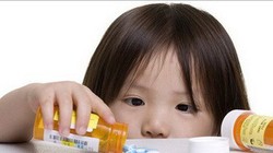 Phụ huynh không nên để thuốc ở trong tầm với của trẻ, cho trẻ nghịch thuốc hoặc ví thuốc như kẹo khiến trẻ hiểu lầm, dễ bị ngộ độc.