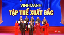 Ông Lương Ngọc Khuê - Cục trưởng Cục Quản lý Khám, chữa bệnh nhận giải thưởng tập thể xuất sắc tại Chương trình Vinh quang Việt Nam 2019.