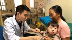 Bác sĩ khám cho các em nhỏ tại Lai Châu.